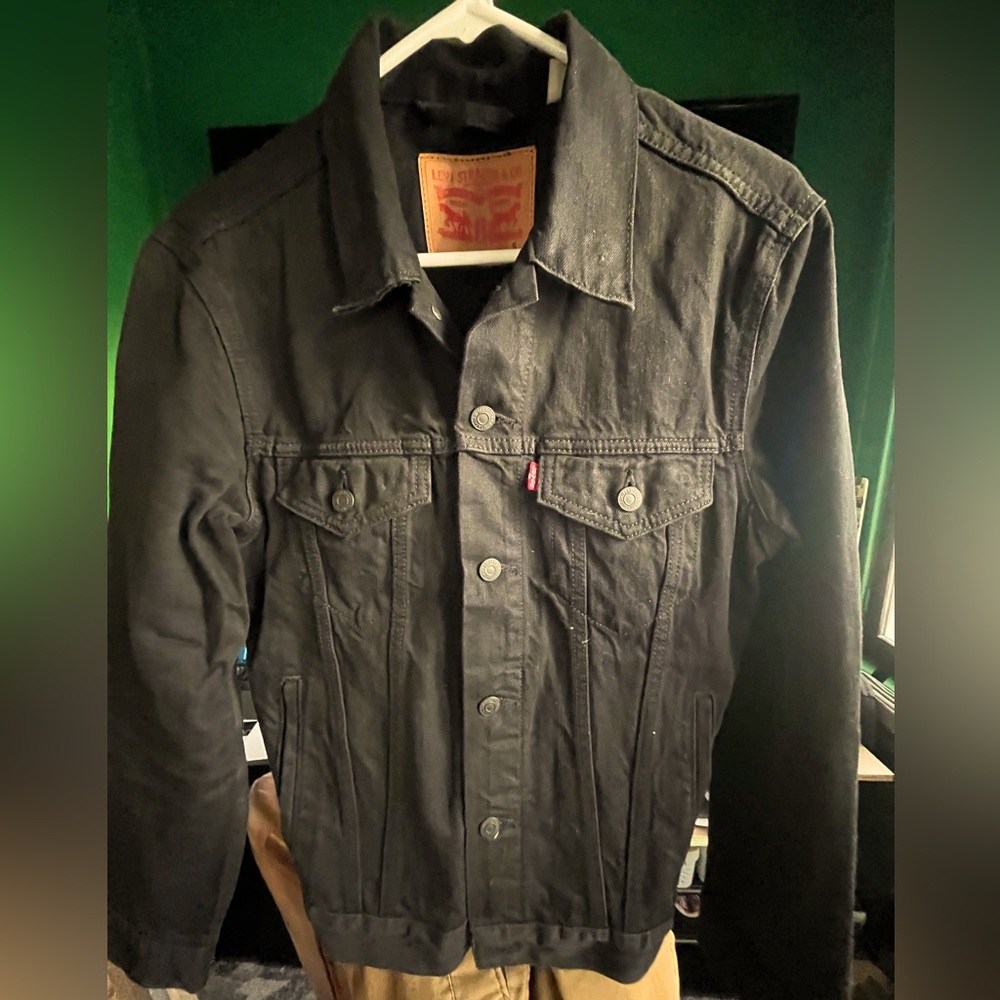 Levi’s black denim trucker jacket - men’s SMALL
